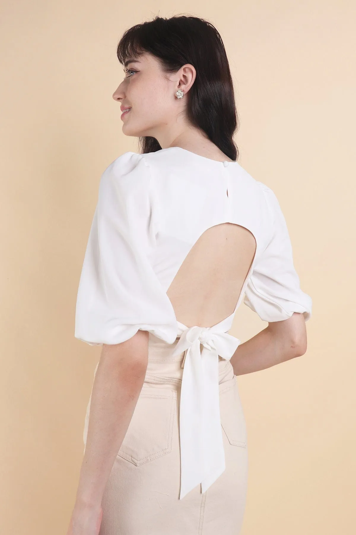 CREST PADDED TIE-BACK SLEEVE TOP IN WHITE