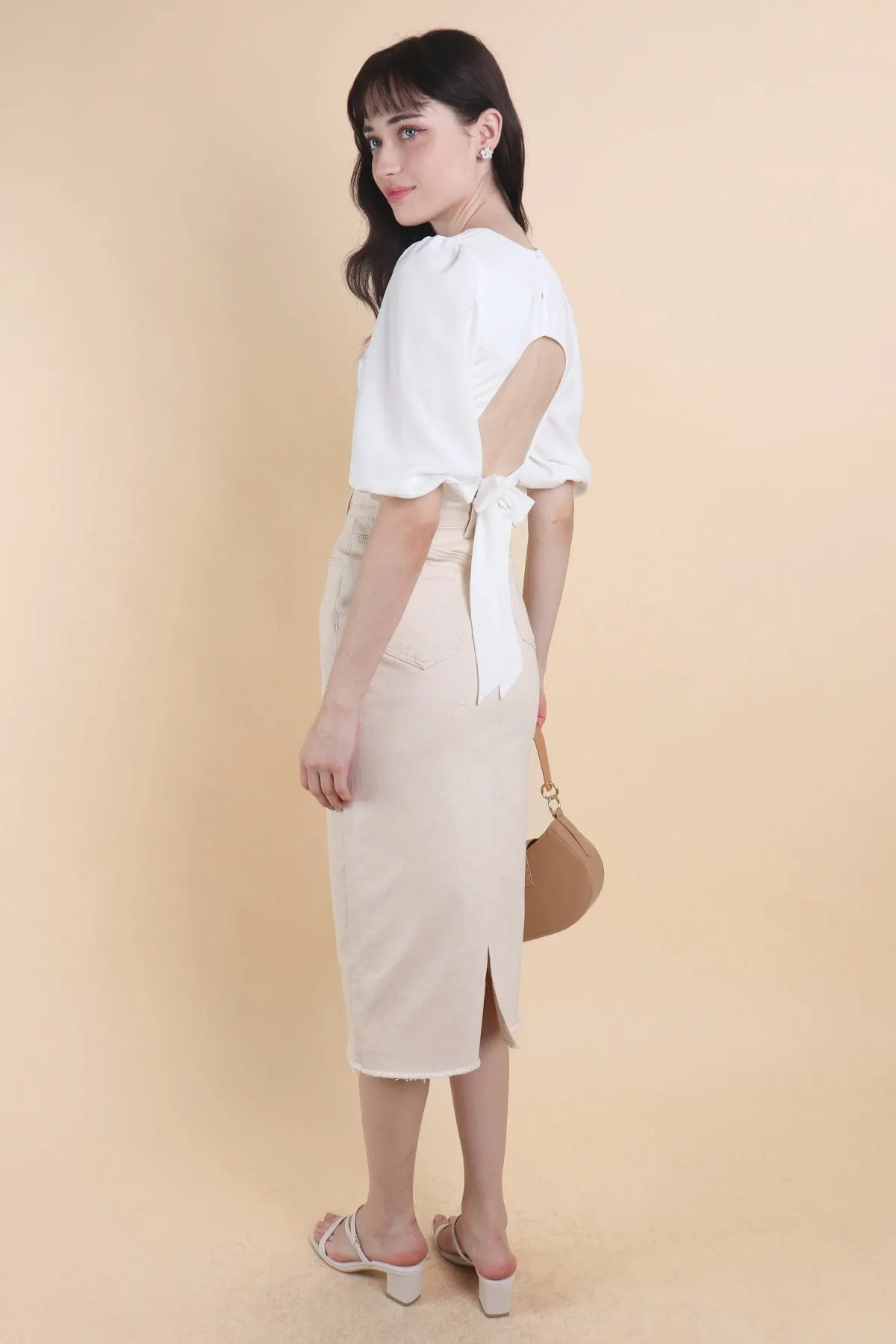 CREST PADDED TIE-BACK SLEEVE TOP IN WHITE