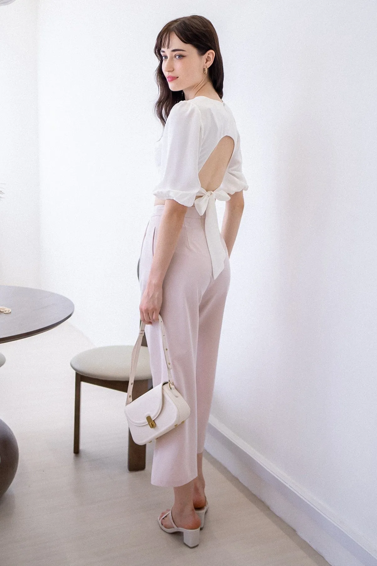 CREST PADDED TIE-BACK SLEEVE TOP IN WHITE