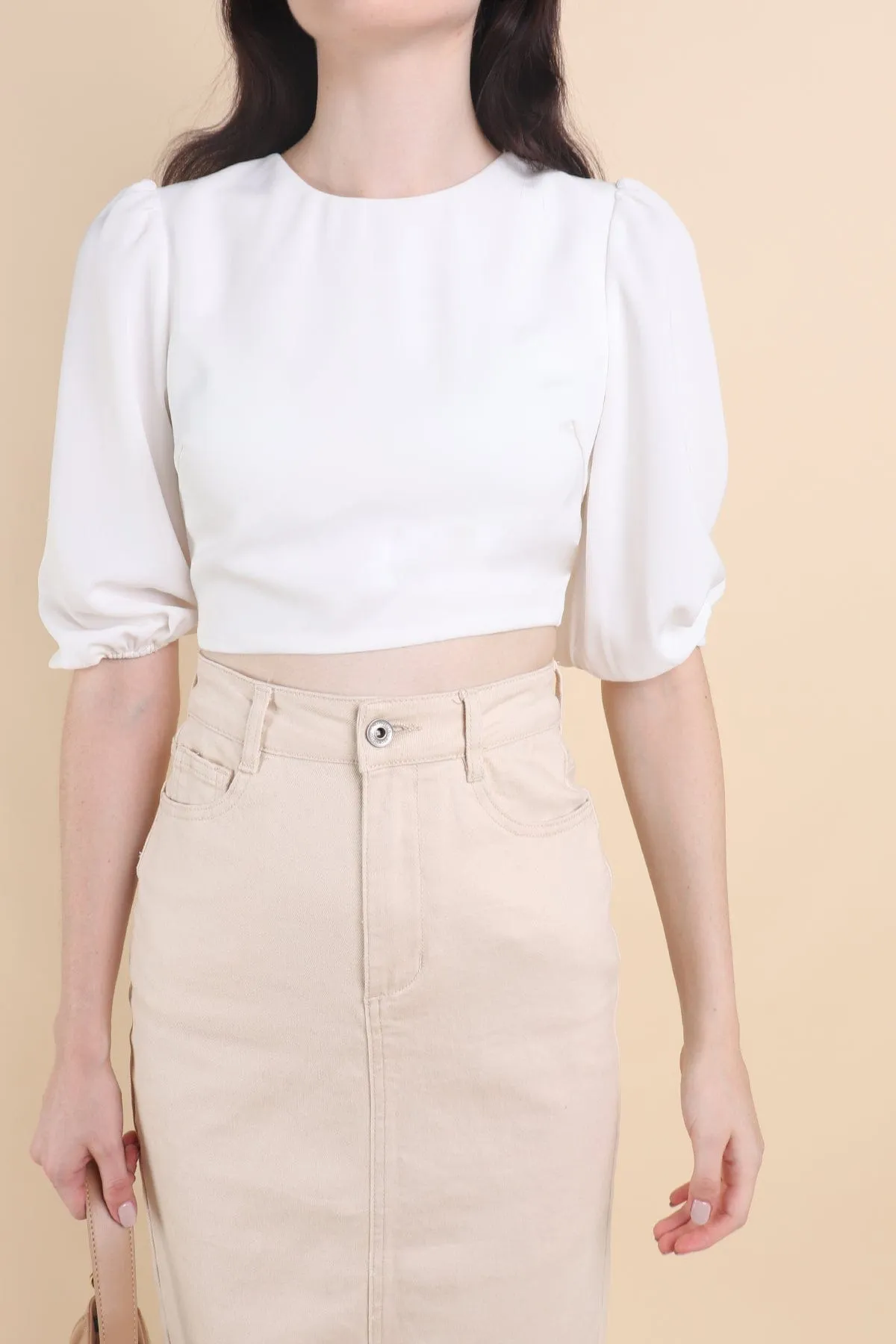 CREST PADDED TIE-BACK SLEEVE TOP IN WHITE