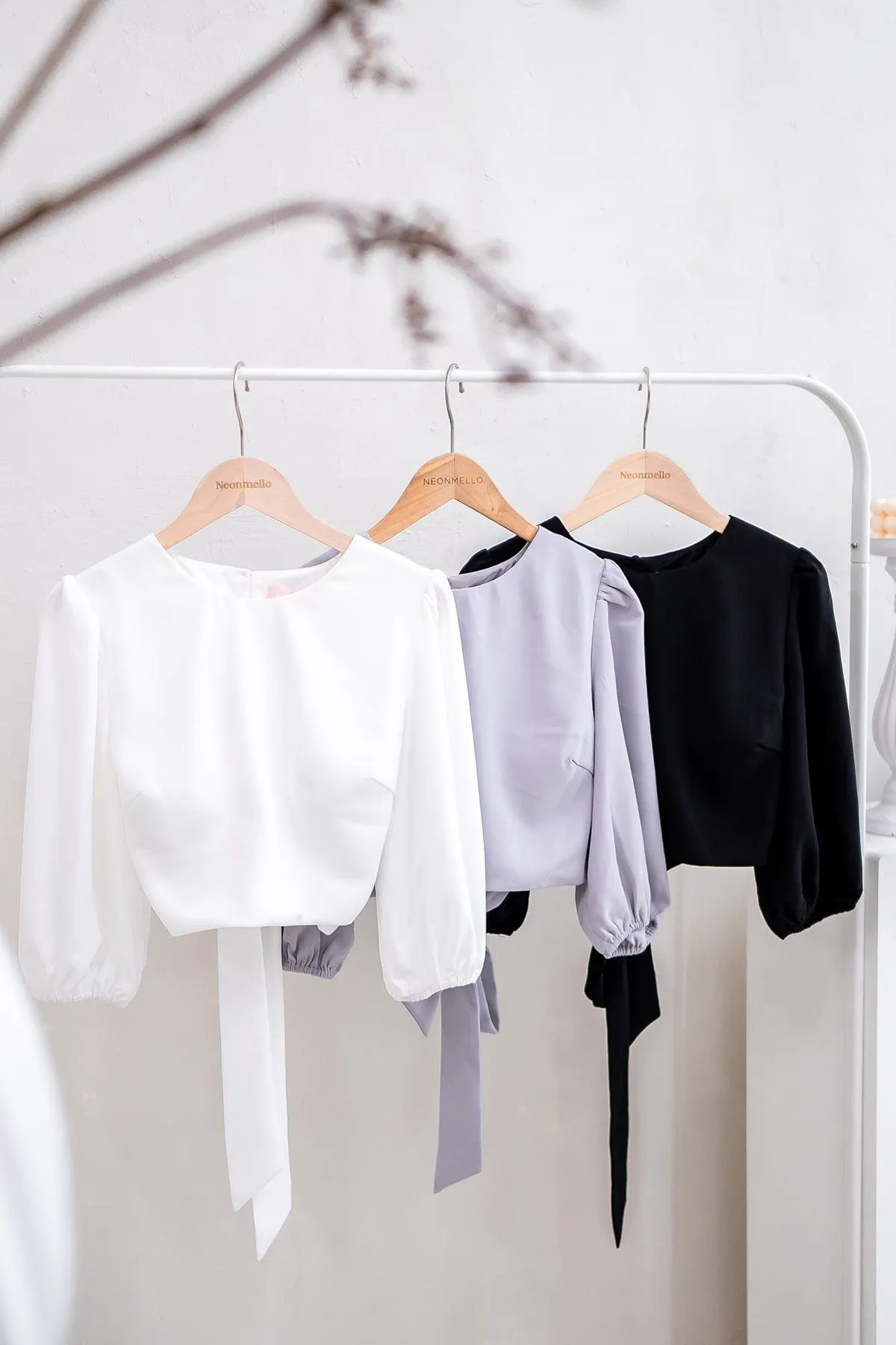 CREST PADDED TIE-BACK SLEEVE TOP IN WHITE