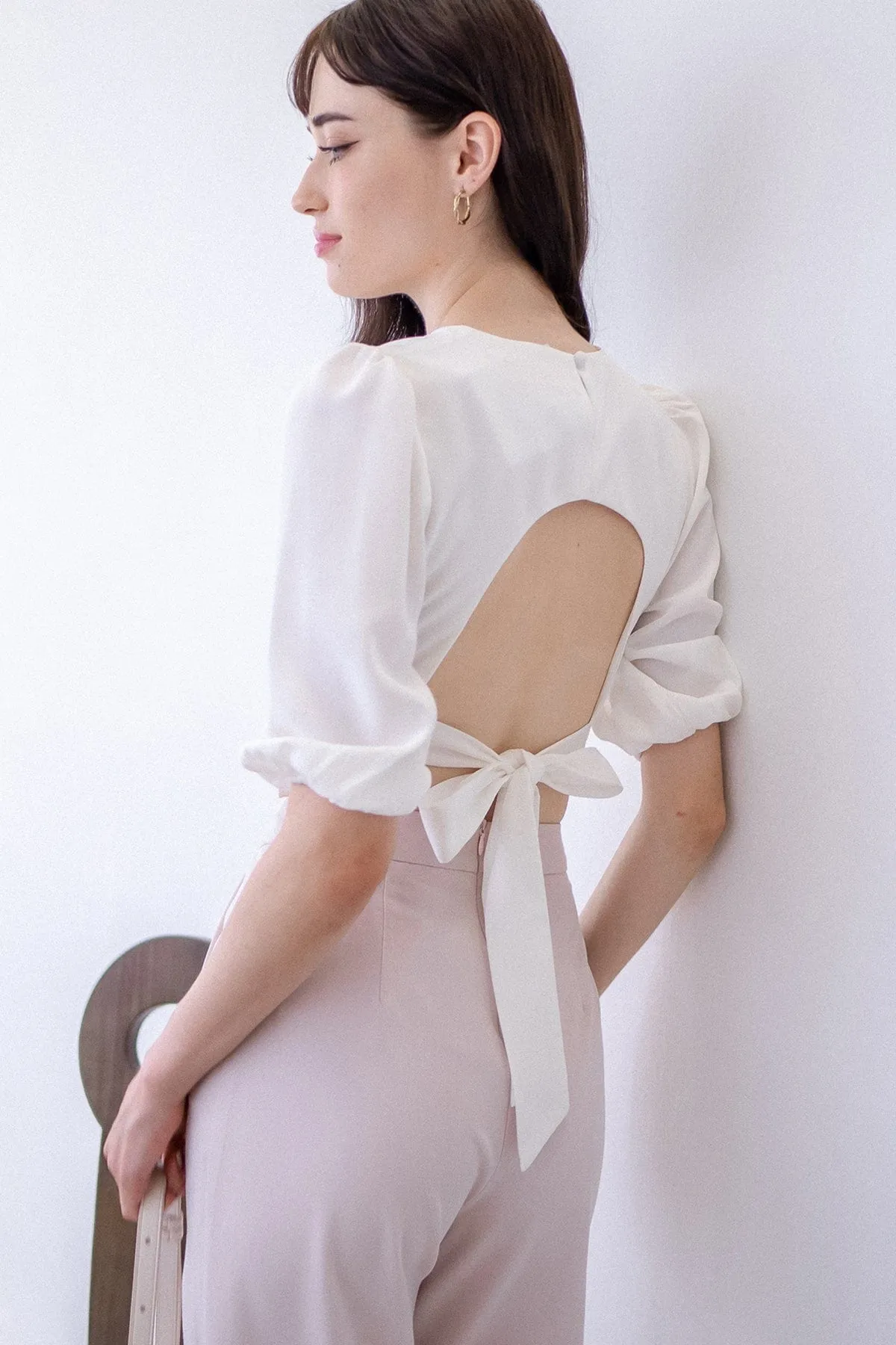 CREST PADDED TIE-BACK SLEEVE TOP IN WHITE